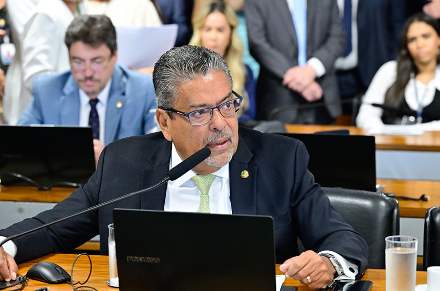 Senador Dr. Hiran (PP-RR) em pronunciamento à bancada.