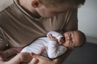 Licença-paternidade de 20 dias está na pauta do Plenário nesta quarta