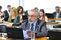 CDH aprova exigência de assinatura física para idosos contratarem empréstimos