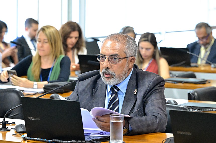Senador Paulo Paim (PT-RS) em pronunciamento à bancada.