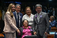 Senadores homenageiam Maria da Penha por sua atuação em defesa da mulher