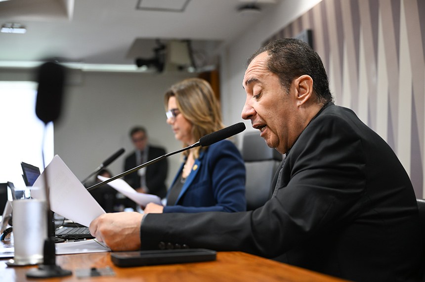 Mesa: 
presidente da CEsp, senadora Leila Barros (PDT-DF), conduz reunião;
relator da CEsp, senador Jorge Kajuru (PSB-GO), em pronunciamento..