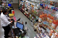 A MP 653, altera a Lei nº 13.021, de 8 de agosto de 2014, que dispõe sobre o exercício e a fiscalização das atividades farmacêuticas.