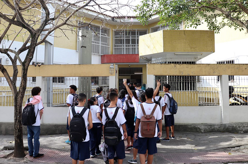 Escolas devem informar as crianças sobre seus direitos, aprova CE — Senado Notícias