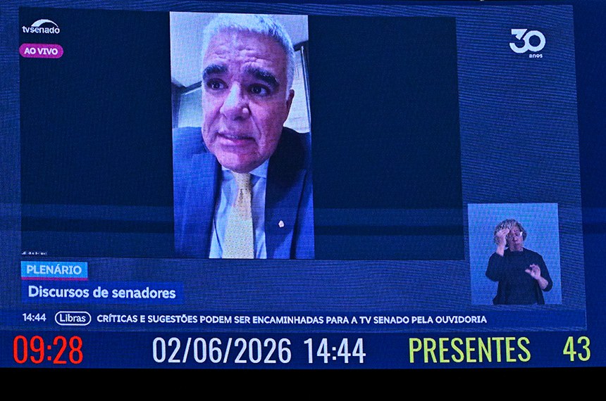 Painel exibe, senador Eduardo Girão (Novo-CE) via videoconferência. 