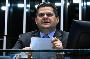 À mesa, presidente do Senado Federal, senador Davi Alcolumbre (União-AP), conduz sessão. 