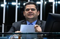 À mesa, presidente do Senado Federal, senador Davi Alcolumbre (União-AP), conduz sessão. 