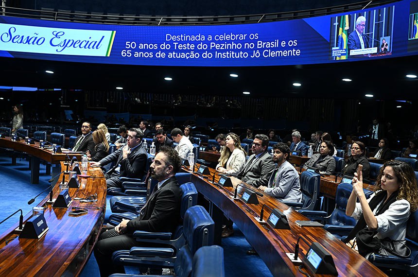 À bancada, convidados acompanham sessão.