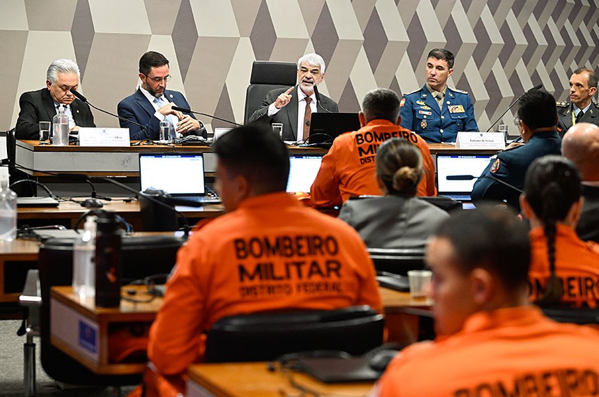 Mesa: 
secretário executivo do Conselho Nacional de Secretários de Saúde (Conass), Jurandi Frutuoso; 
diretor do Departamento de Atenção Hospitalar, Domiciliar e de Urgência da Secretaria de Atenção Especializada à Saúde do Ministério da Saúde, Fernando Augusto Marinho dos Santos Figueira; 
presidente eventual da CAS, senador Humberto Costa (PT-PE) - em pronunciamento; 
presidente do Conselho Nacional de Comandantes-Gerais dos Corpos de Bombeiros Militares (Ligabom), Fabiano de Souza; 
tenente-coronel assessor de Relações Institucionais e Parlamentares do Corpo de Bombeiros Militar de Minas Gerais, Douglas Martins Soares.