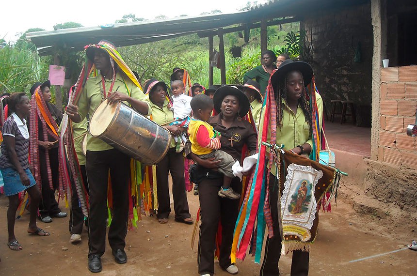 Congados e Reinados reúnem danças, cantos, rituais, cortejos e celebrações populares - Foto: Beatriz Vignolo Silva/Abrace a Serra da Moeda