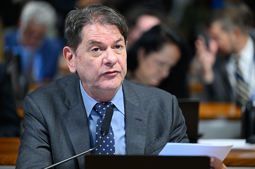 Em pronunciamento, à bancada, senador Cid Gomes (PSB-CE).