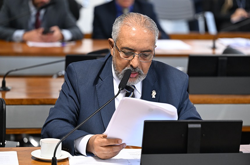 Em pronunciamento,  à bancada,  relator do PL 2379/2023, senador Paulo Paim (PT-RS).