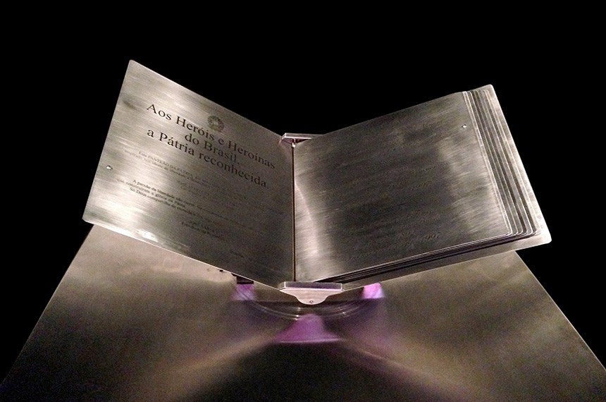 O Livro dos Heróis e Heroínas da Pátria registra, em páginas feitas de aço, os nomes dos brasileiros ou dos grupos de brasileiros que tenham se dedicado à defesa e à construção do país - Foto: Moisés Nazário/Agência Senado