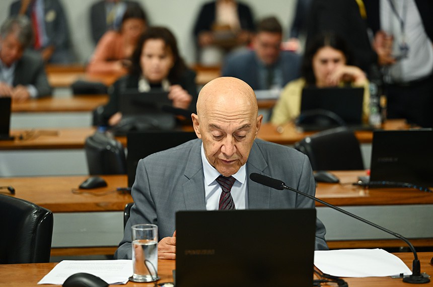 Em pronunciamento, à bancada, relator do PL 2.132/2025, senador Confúcio Moura (MDB-RO).