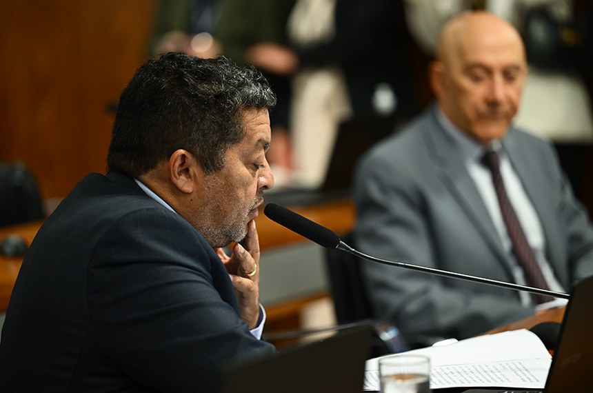 Em destaque, à bancada, senador Confúcio Moura (MDB-RO).