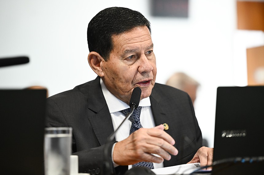 Relator ad hoc senador Hamilton Mourão (Republicanos-RS) em pronunciamento à bancada.