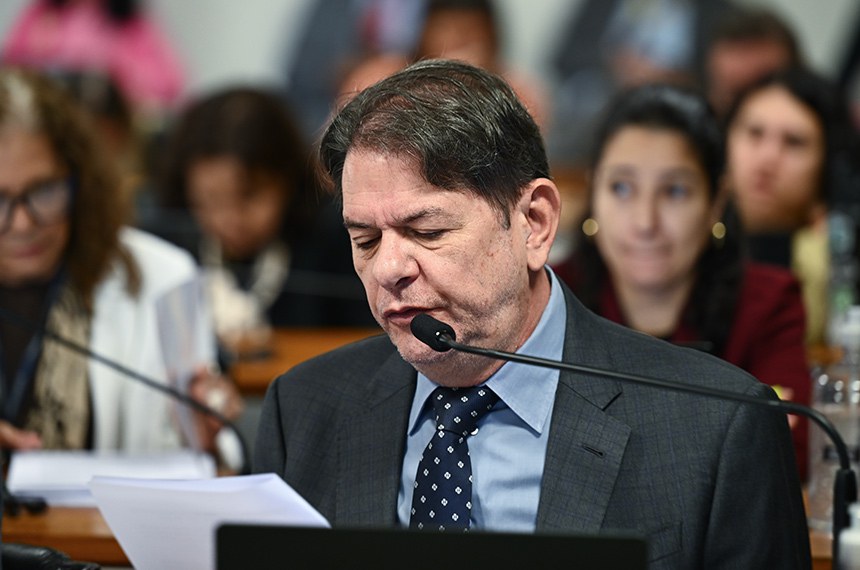 Em pronunciamento, à bancada, senador Cid Gomes (PSB-CE).