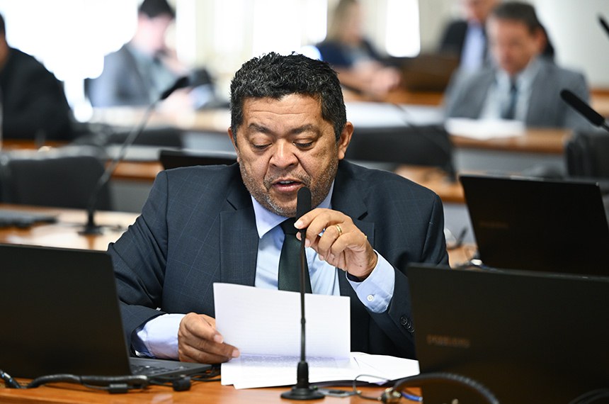 Em pronunciamento, à bancada, senador Beto Faro (PT-PA).