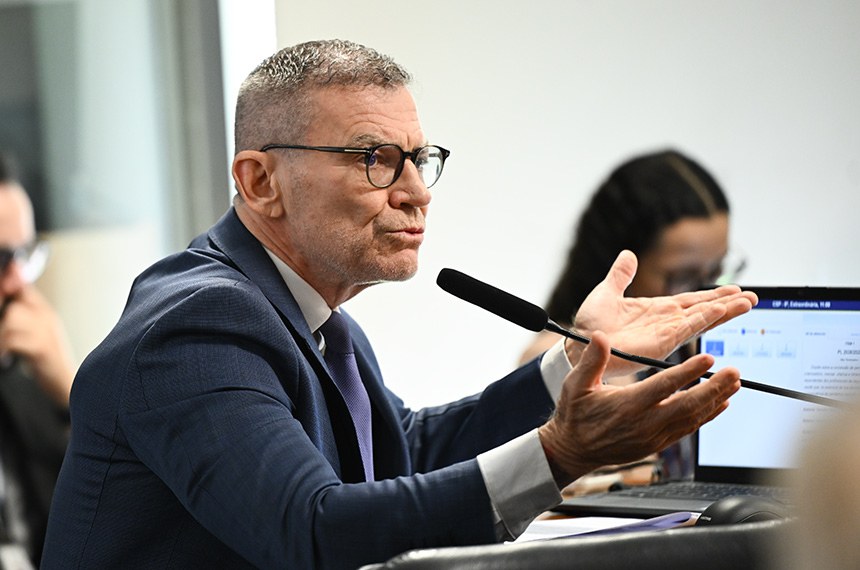 Senador Fabiano Contarato (PT-ES) em pronunciamento à bancada.