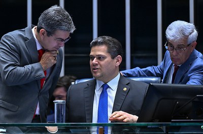 Mesa: 
líder do governo no Congresso Nacional, senador Randolfe Rodrigues (PT-AP);
presidente do Senado Federal, senador Davi Alcolumbre (União-AP).