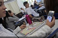 Proibição de celulares em escolas será debatida no Senado, diz Flávio Arns