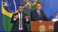 Parlamentares tentarão derrubar veto de Bolsonaro sobre absorventes femininos