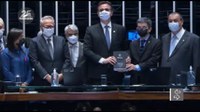 Senadores da CPI da Pandemia entregam relatório final ao presidente do Senado