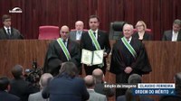 Presidente do Senado recebe homenagem do TSE pela defesa da democracia