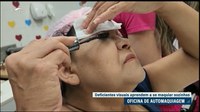 Voluntários do Senado fazem oficina de automaquiagem para deficientes visuais