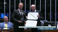Pessoas que lutam pela adoção tardia são homenageadas pelo Senado