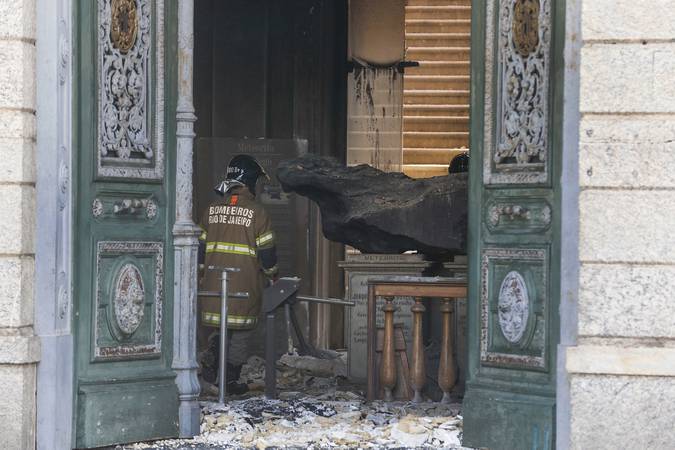 Bombeiros e Defesa Civil trabalham após incêndio no Museu Nacional, na Quinta da Boa Vista, na zona norte do Rio.Foto Tomaz Silva/Agência Brasil