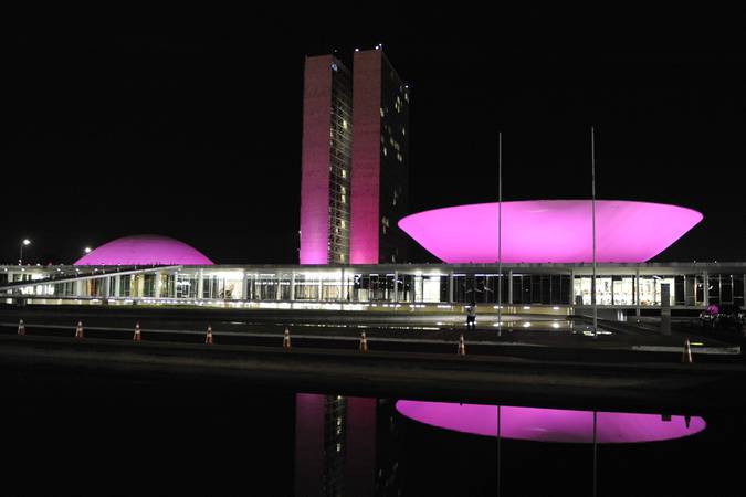 Lançamento da campanha Outubro Rosa marca oficialmente o início das atividades de prevenção ao câncer de mama. 

O Palácio do Congresso Nacional ganha uma iluminação especial cor-de-rosa. 

Foto: Jonas Pereira/Agência Senado