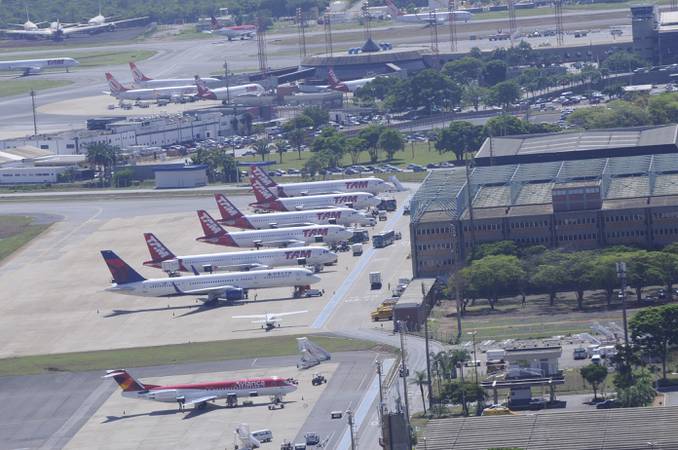 Vista aérea do Aeroporto Internacional de Brasília - Juscelino Kubitschek.

Foto: Geraldo Magela/Agência Senado

