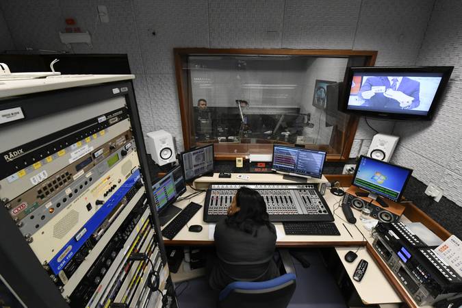 Redação da Rádio Senado após reforma.

Operador de áudio. 

Foto: Edilson Rodrigues/Agência Senado