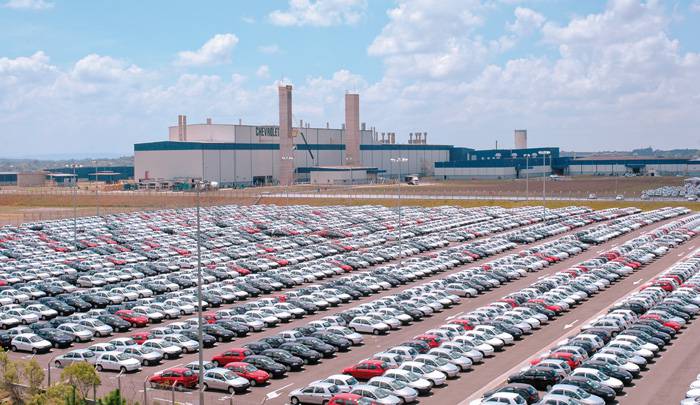 Patio da fábrica Chevrolet da General Motors em Gravataí - RJ.