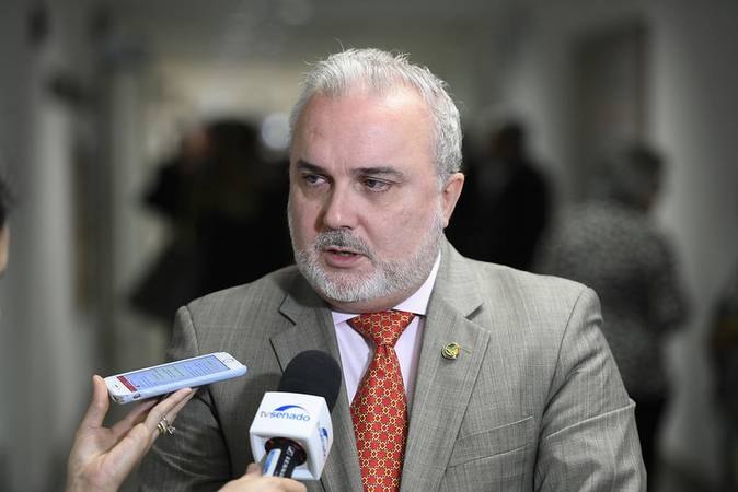 Senador Jean Paul Prates (PT-RN) concede entrevista.\r\rFoto: Marcos Oliveira/Agência Senado
