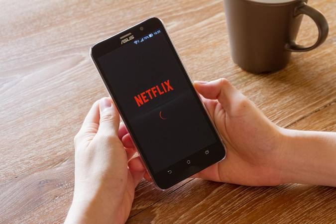 Netflix começa a cobrar por compartilhamentos de senhas no Brasil! - Rádio  Chapecó FM