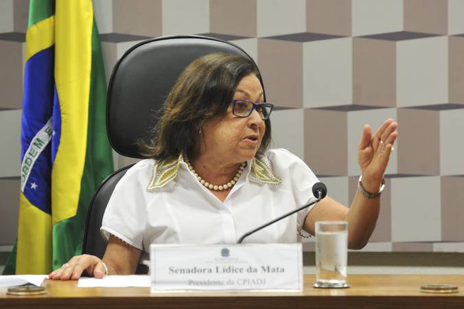 Comissão Parlamentar de Inquérito (CPI) que apura o assassinato de jovens no Brasil promove reunião para análise de requerimento. 

À mesa, a presidente da CPIADJ, senadora Lídice da Mata (PSB-BA). 

Foto: Jane de Araújo/Agência Senado