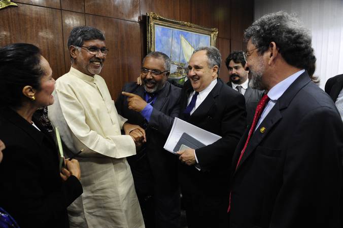 O presidente do senado Renan Calheiros recebe o Indiano Kailash Satyarthi.
