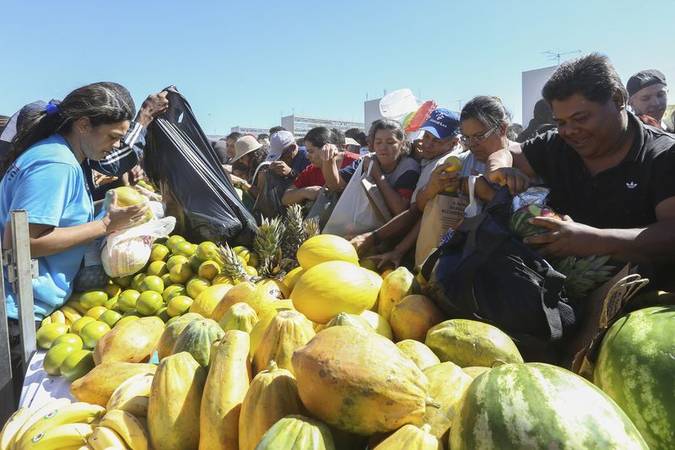 Brasília - A Confederação da Agricultura e Pecuária do Brasil (CNA) distribui na Esplanada dos Ministérios, toneladas de frutas, Verduras e hortaliças para a população. O evento é para comemorar o Dia do Agricultor (Elza Fiuza/Agência Brasil)