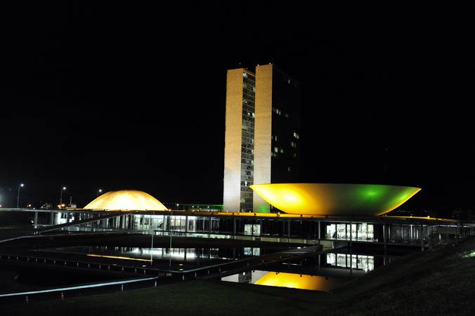 Monumentos ganham iluminação verde e amarela para a passagem da tocha olímpica nesta terça-feira (17). 

Fachada do Congresso Nacional. 

Foto: Jonas Pereira/Agência Senado