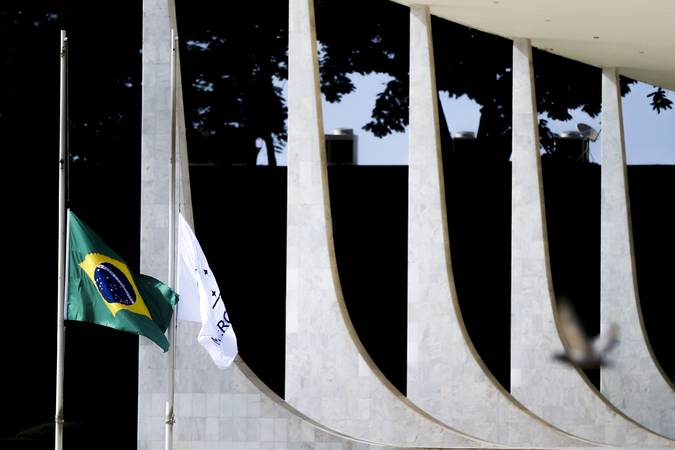 Brasília - Bandeiras em frente ao Supremo Tribunal Federal são hasteadas a meio mastro em sinal de luto pela morte do ministro Teori Zavascki (Marcelo Camargo/Agência Brasil)