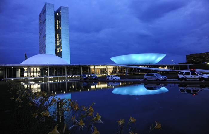 Congresso ganha iluminação especial ao aderir a Campanha Novembro Azul, promovida pela Sociedade Brasileira de Urologia com o objetivo de conscientizar os homens sobre a importância da prevenção do câncer de próstata 