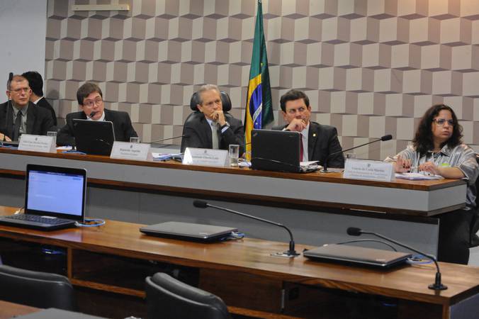 Comissão Mista da Medida Provisoria - MP 802/2017 (microcrédito): promove audiência interativa com a participação de representantes do Ministério do Trabalho, do Banco Central, do  Banco Nacional de Desenvolvimento Econômico e Social (BNDES) do Banco do Brasil (BB), do Banco do Nordeste (BNB) e da Caixa.

Mesa:
gestor do Banco do Nordeste (BnB), Fábio Cèsar Moreira Giraldes;
presidente eventual da MP 802/2017, deputado Angelim (PT-AC);
relator da MP 802/2017, deputado Otavio Leite (PSDB-RJ);
chefe de Departamento de Financiamento a Projetos Investimento (Bndes), Valeria da Costa.


Foto: Waldemir Barreto/Agência Senado