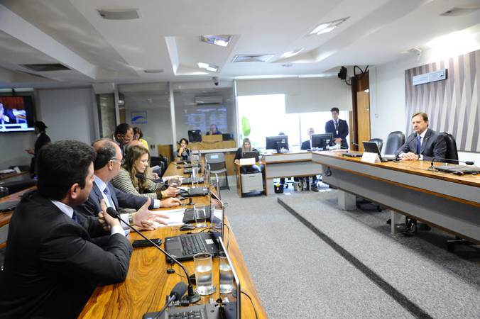 Comissão de Serviços de Infraestrutura (CI) realiza reunião com 15 itens. Na pauta, o PLC 65/2014, que institui tarifa para custear a implantação de pontos de recarga para veículos elétricos.

Presidente em exercício da CI, senador Acir Gurgacz (PDT-RO) à mesa.

Bancada:
senador Gladson Cameli (PP-AC) - em pronunciamento;
senador Fernando Bezerra Coelho (PMDB-PE); 
Senadora Vanessa Grazziotin (PCdoB-AM);
senador Flexa Ribeiro (PSDB-PA)

Foto: Geraldo Magela/Agência Senado