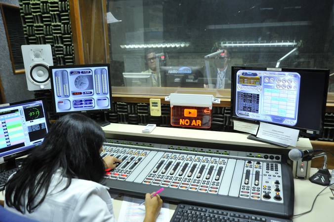 Programa Conexão Senado - Locutores e equipe técnica em atividade na Rádio Senado.

Foto: Geraldo Magela/Agência Senado