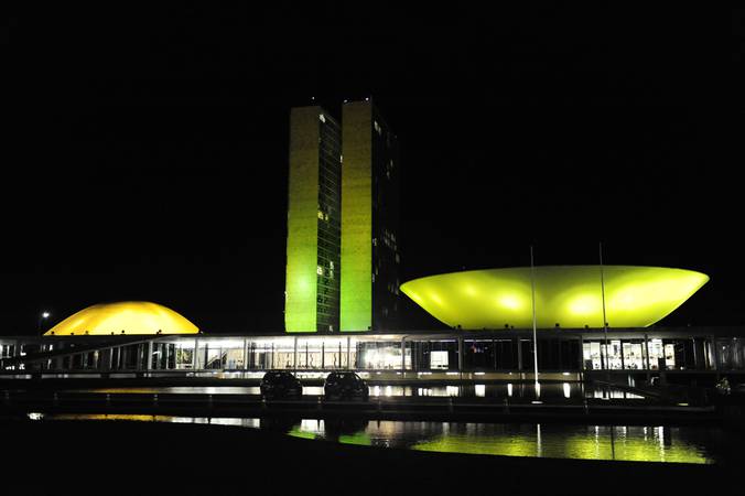 Congresso Nacional ganha iluminação verde e branca em referência ao acidente aéreo com a equipe do Chapecoense.

Foto: Jonas Pereira/Agência Senado