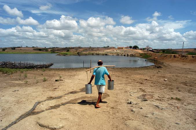 Trabalhador Rural busca agua em acude
Assentamento Santa Eliza-Quixeramobim-Ceara