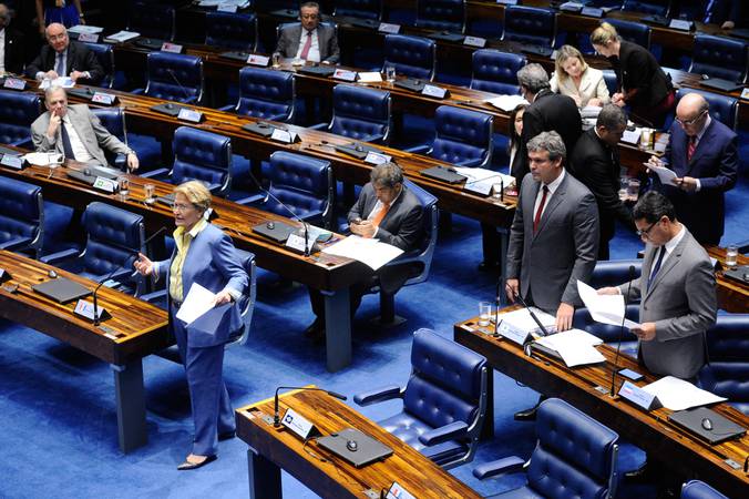 Plenário do Senado Federal durante sessão deliberativa ordinária. 

À bancada em pronunciamento, senadora Ana Amélia (PP-RS).

Foto: Marcos Oliveira/Agência Senado