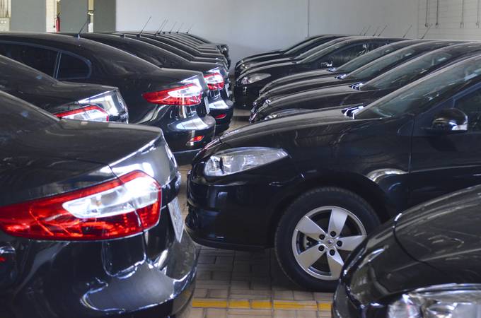 Carros oficiais do Senado Federal estacionados na garagem.

Foto: Ana Volpe/Agência Senado